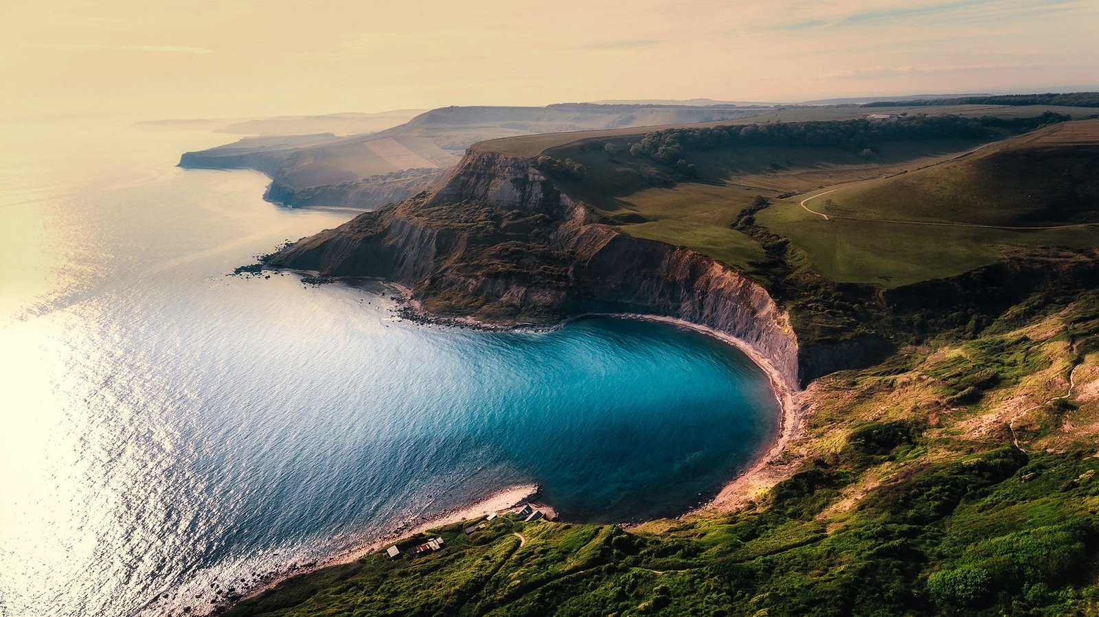 A long coastal horizon